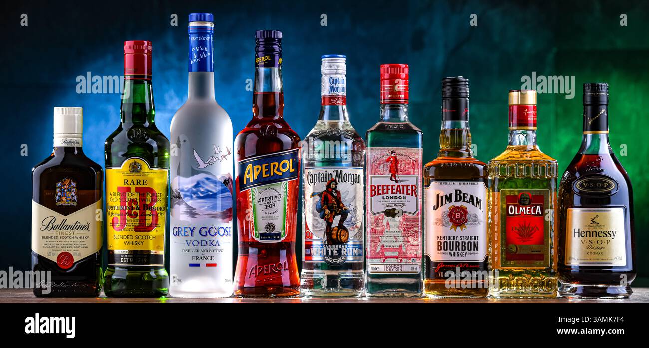 POZNAN, POL - APR 10, 2025 : bouteilles de grandes marques mondiales de liqueurs Banque D'Images