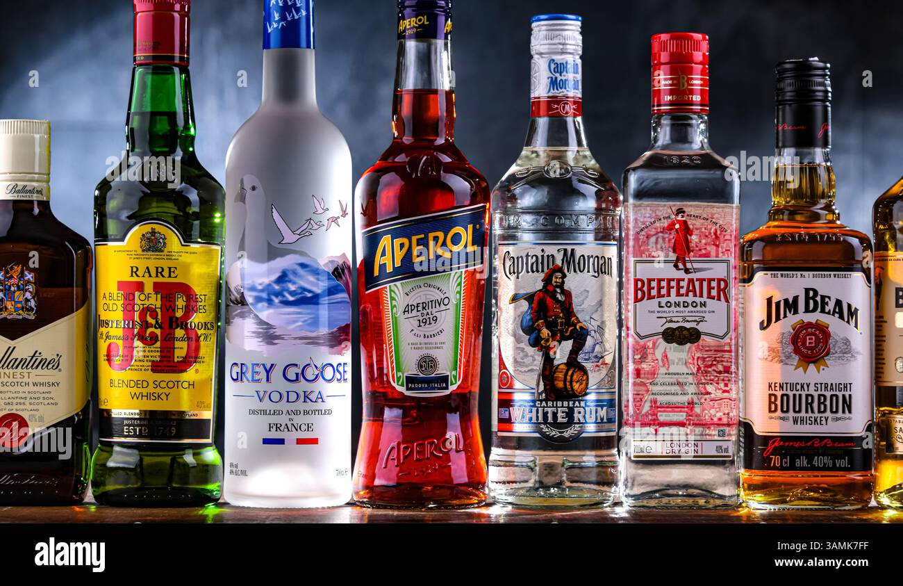 POZNAN, POL - APR 10, 2025 : bouteilles de grandes marques mondiales de liqueurs Banque D'Images