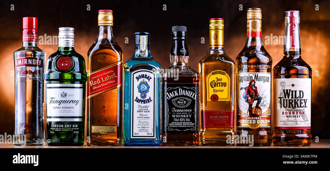 POZNAN, POL - APR 10, 2025 : bouteilles de grandes marques mondiales de liqueurs Banque D'Images