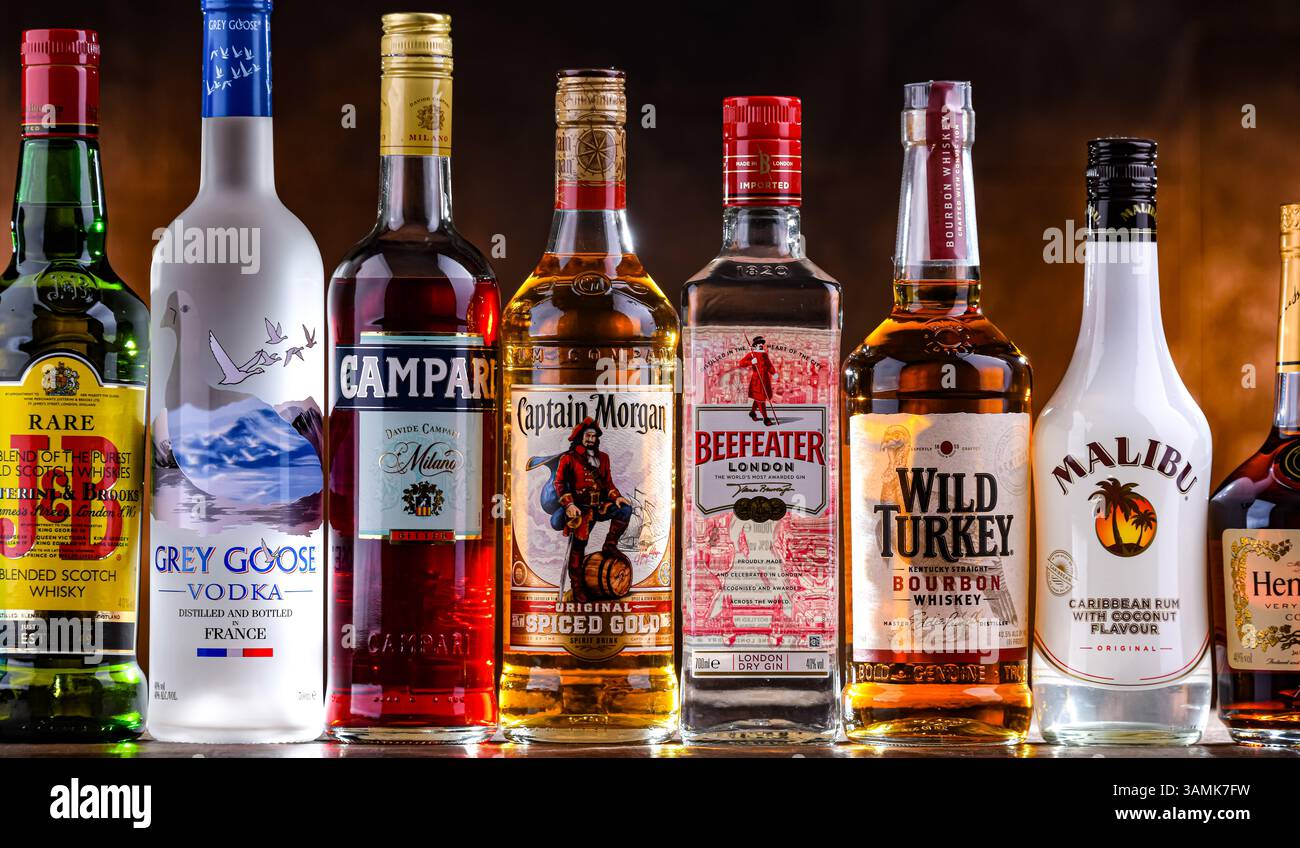 POZNAN, POL - APR 10, 2025 : bouteilles de grandes marques mondiales de liqueurs Banque D'Images