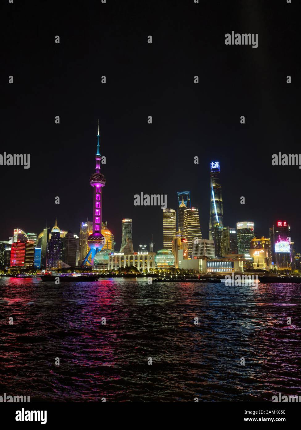 30 mars 2025. Chine, Shanghai Lujiazui vue nocturne depuis le Bund. Pudong sur la rive du fleuve Huangpu Banque D'Images