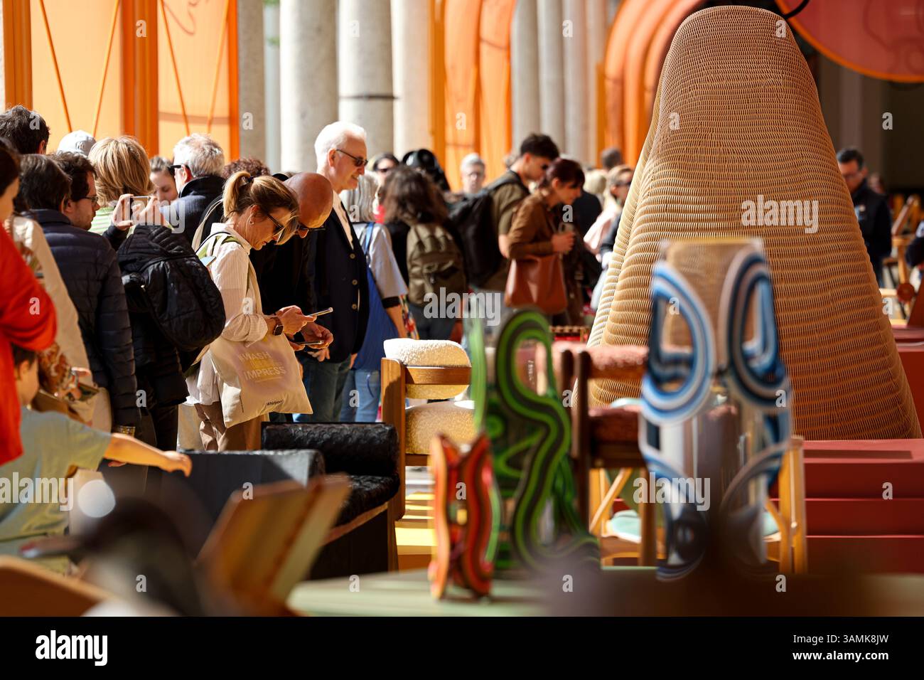 Milan, Italie. 12 avril 2025. Les visiteurs visitent une zone d'exposition de Milan Design week à l'Université de Milan, à Milan, Italie, le 12 avril 2025. L'événement d'une semaine s'est terminé ici dimanche. Crédit : Li Jing/Xinhua/Alamy Live News Banque D'Images
