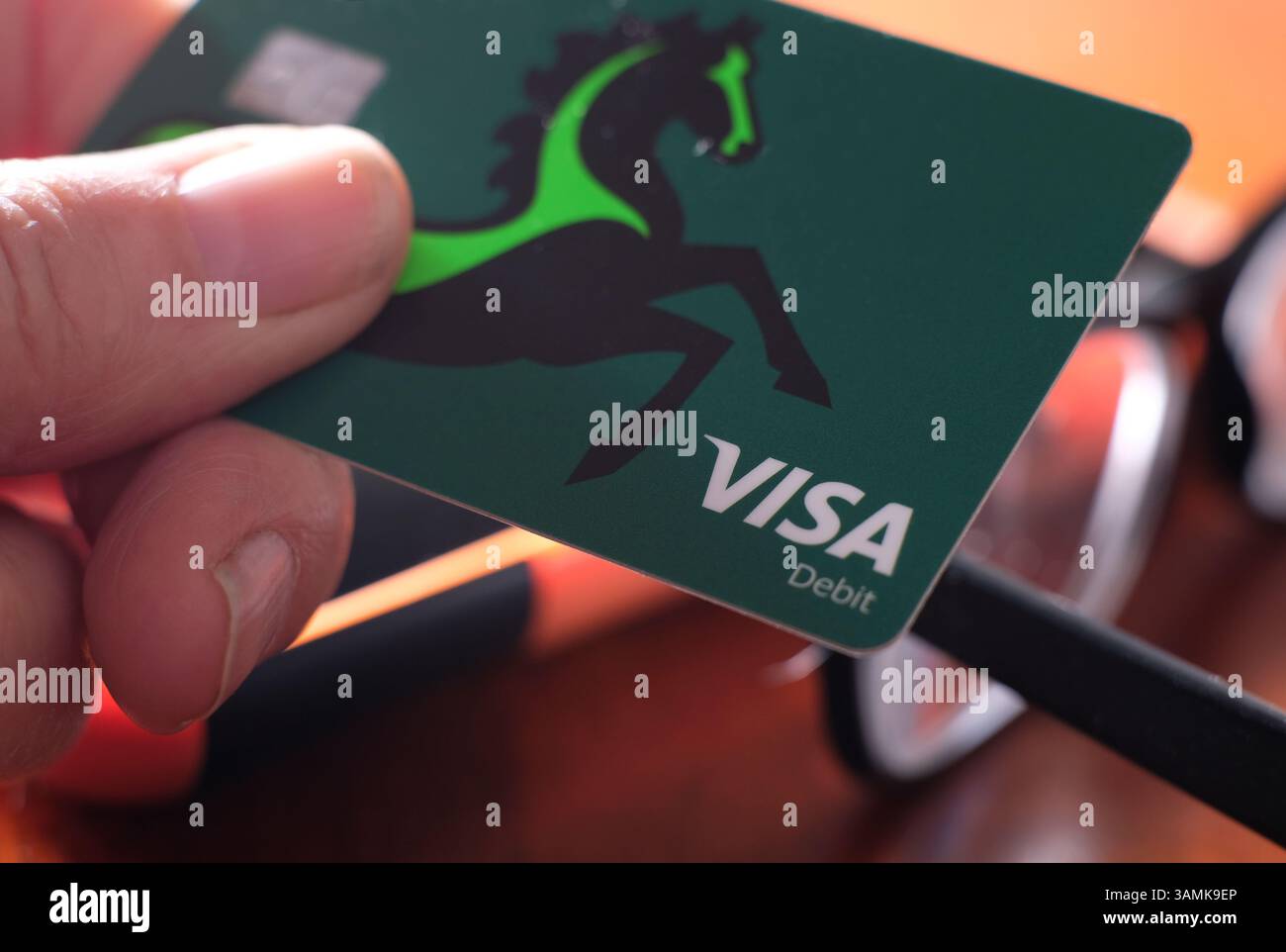 Gros plan sur la carte de débit visa bancaire Lloyds Banque D'Images