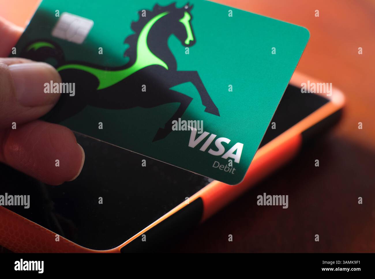 Gros plan sur la carte de débit visa bancaire Lloyds Banque D'Images