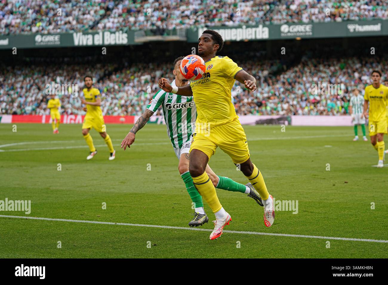 Logan Costa (Villarreal CF) lors du match de LaLiga entre le Real Betis et le Villarreal CF, à Benito Villamarin le 13 avril 2025 à Séville, Espagne Banque D'Images