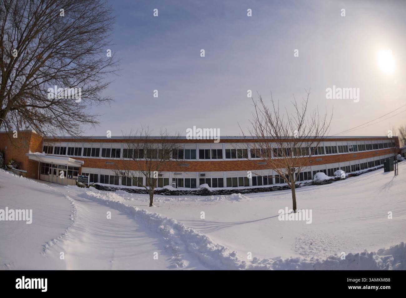 Jan 3, 2014 - Merrick, New York, États-Unis - Park Avenue Elementary School est l'une des centaines d'écoles de long Island fermées alors qu'un gel profond dangereux s'installe après un blizzard déversé 6-12 pouces de neige sur long Island. La plage de température est de 13 à 18 degrés avec des rafales de vent jusqu'à 45 mph. La ville de Hempstead, dans la banlieue du comté de Nassau, a déclaré une urgence de neige avec des centaines d'écoles fermées vendredi, alors que les routes sont en cours de labourage. (Crédit image : © Ann Parry/ZUMA Wire/ZUMAPRESS.com) Banque D'Images
