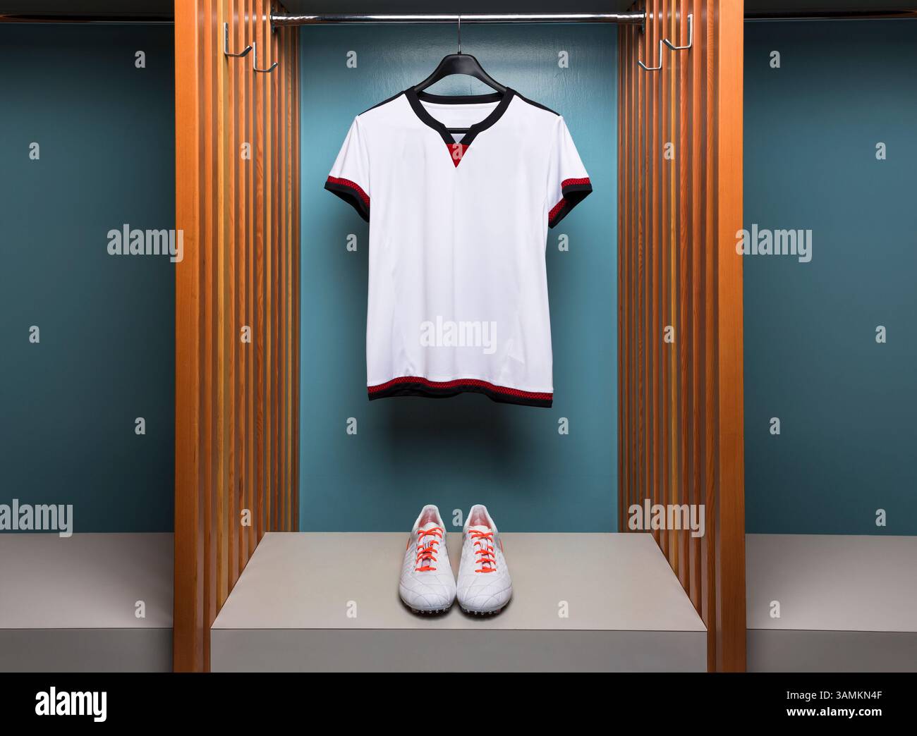 Uniforme de football blanc et crampons dans le vestiaire de l'équipe Banque D'Images