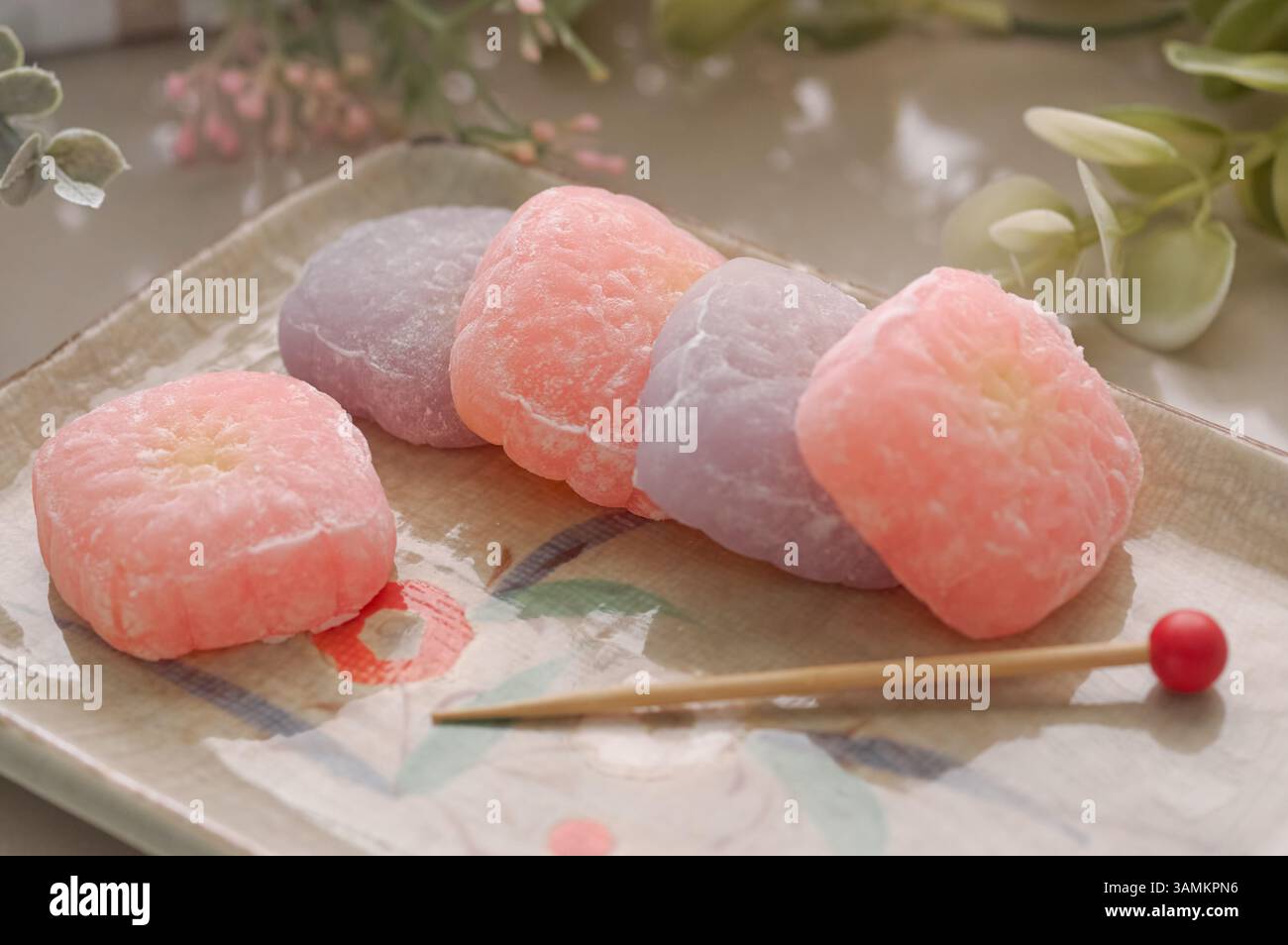 Délicats gâteaux de lune en peau de neige dans des tons pastel doux Banque D'Images