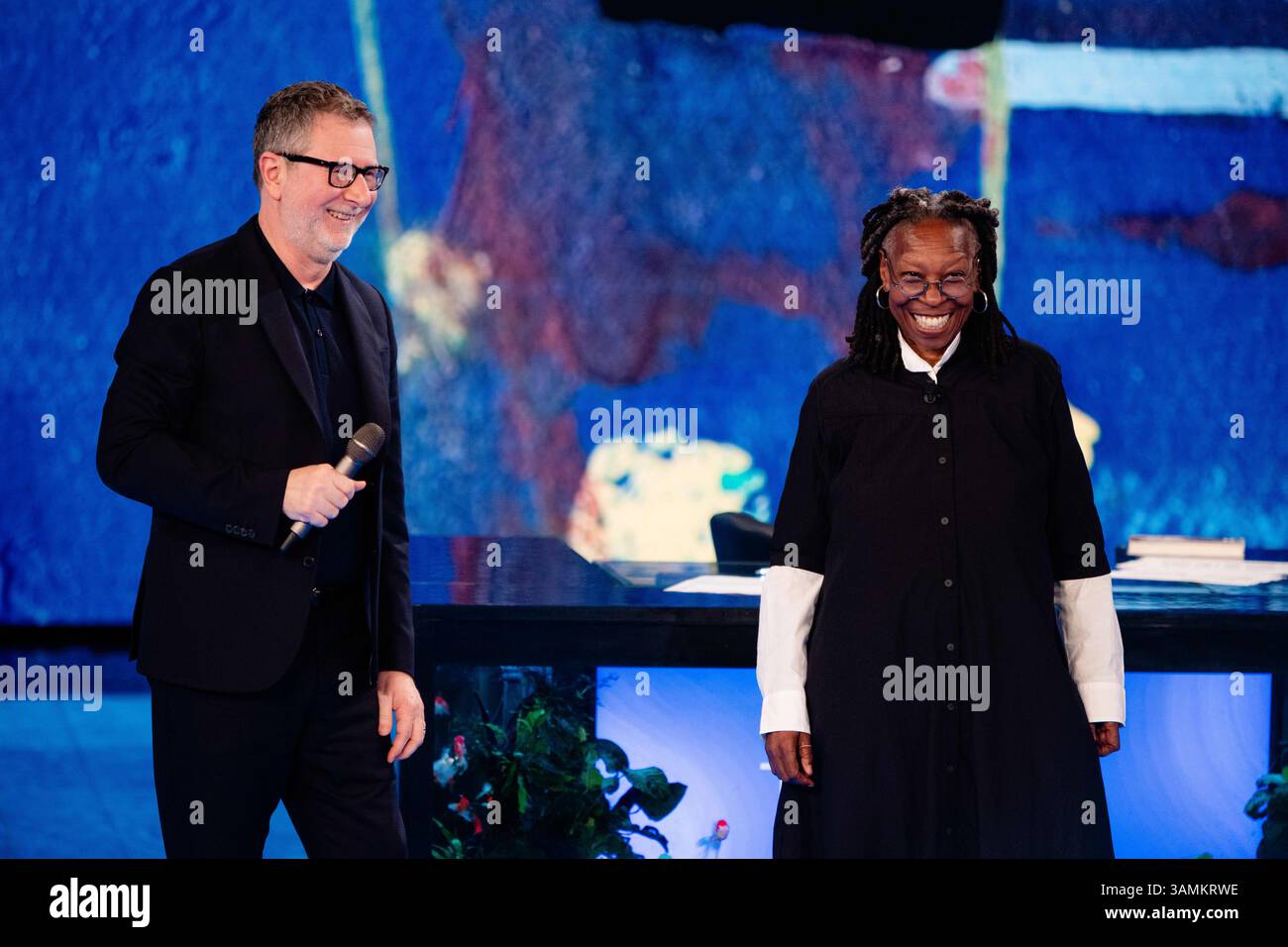 Fabio Fazio, Whoopi Goldberg Luca Guadagnino et Whoopi Goldberg assistent à l'émission de télévision italienne -Che tempo che fa- Milan, Italie. 13 avril 2025. © SGPItalia ID 133123 non exclusif crédit : Sipa US/Alamy Live News Banque D'Images