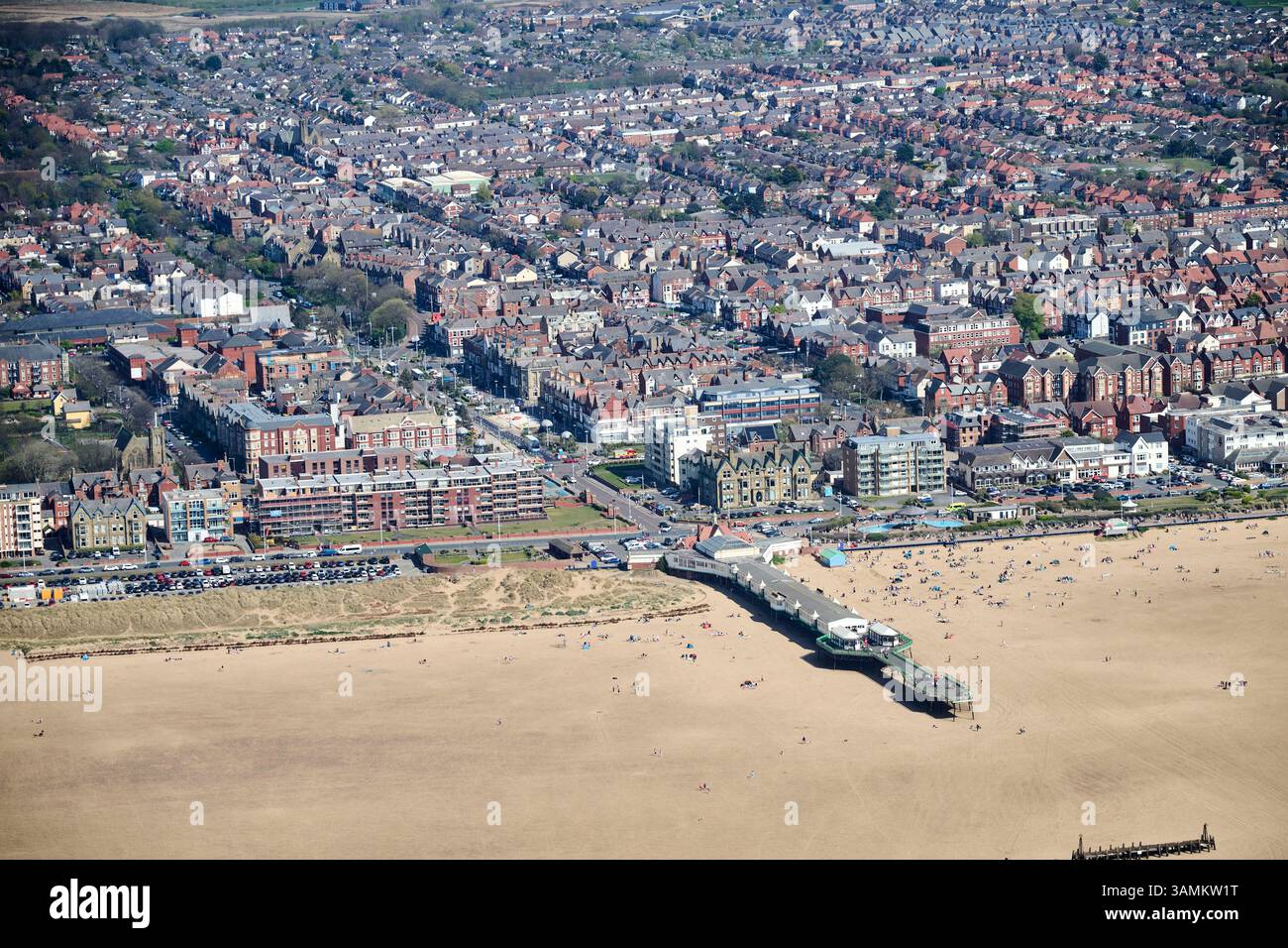 Une vue aérienne de Lytham St Annes Pier, par une journée ensoleillée avec des gens sur la plage, Lancashire, nord-ouest de l'Angleterre, Royaume-Uni Banque D'Images