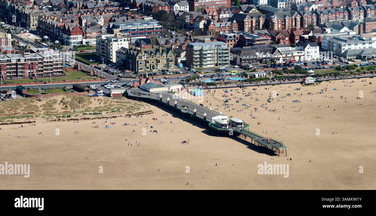 Une vue aérienne de Lytham St Annes Pier, par une journée ensoleillée avec des gens sur la plage, Lancashire, nord-ouest de l'Angleterre, Royaume-Uni Banque D'Images