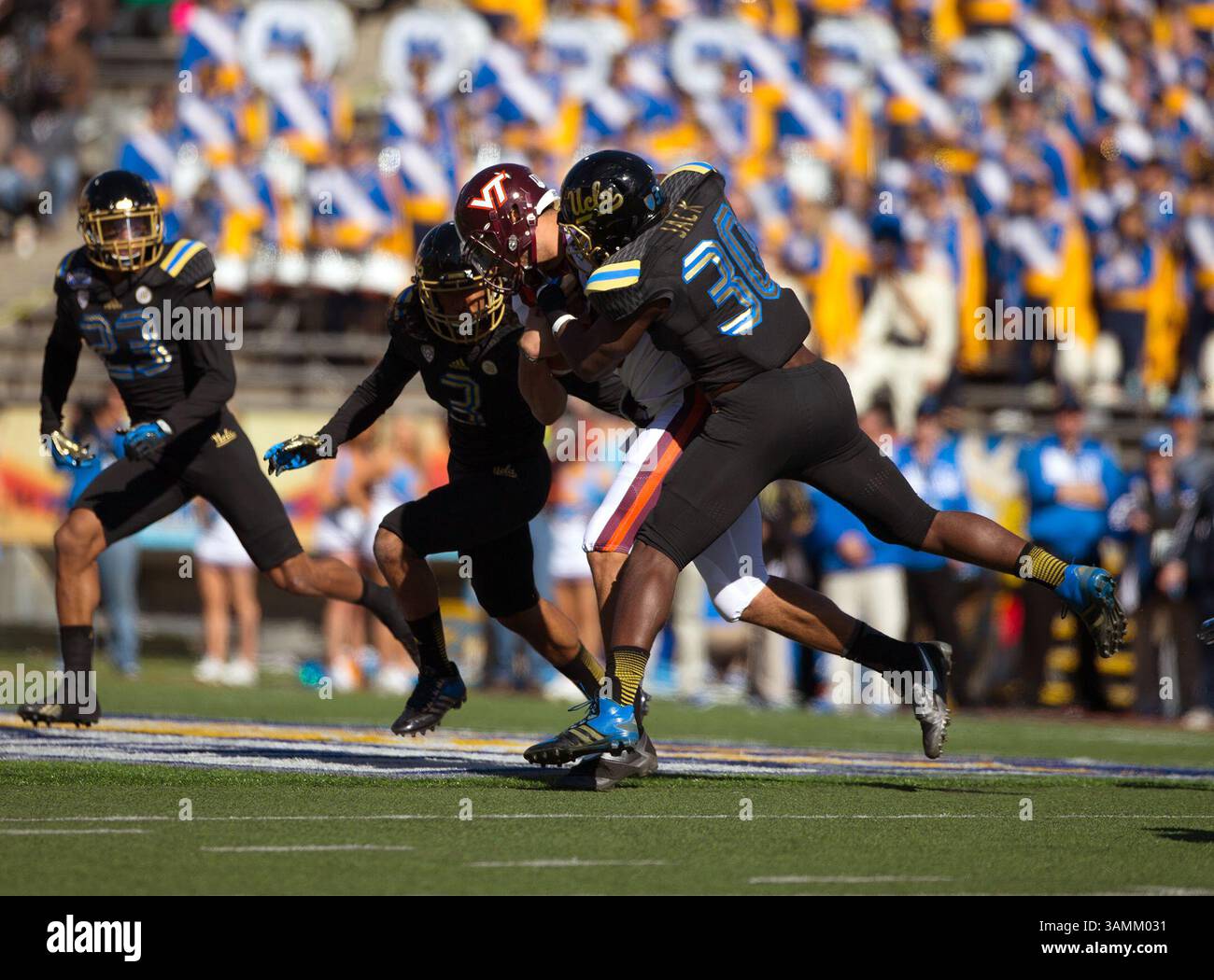 Dec. 30, 2013 - El Paso, TX, États-Unis d'Amérique - 31 décembre 2013 El Paso, TX...UCLA linebacker (10) Myles Jack en action pendant le 2ème quart-temps du match de football UCLA vs Virginia Tech. Les Bruins de l'UCLA ont battu les Virginia Tech Hokies 42-12 le mardi 31 décembre 2013 au Hyundai Sun Bowl à El Paso, Texas. (Crédit obligatoire : Juan Lainez / MarinMedia.org / Cal Sport Media) (photographe complet, et crédit requis)(crédit image : © Juan Lainez / Marinmedia. Org / Cal Sport Media / Cal Sport Media / ZUMAPRESS.com) Banque D'Images