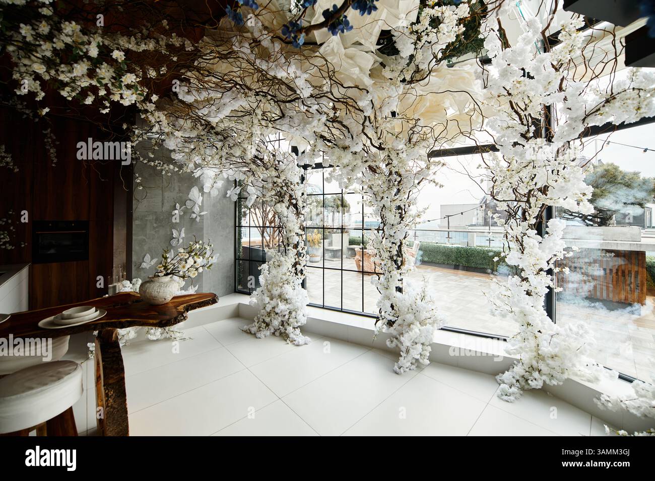 Les décorations de mariage vibrantes créent une atmosphère enchanteresse pour la cérémonie. Banque D'Images