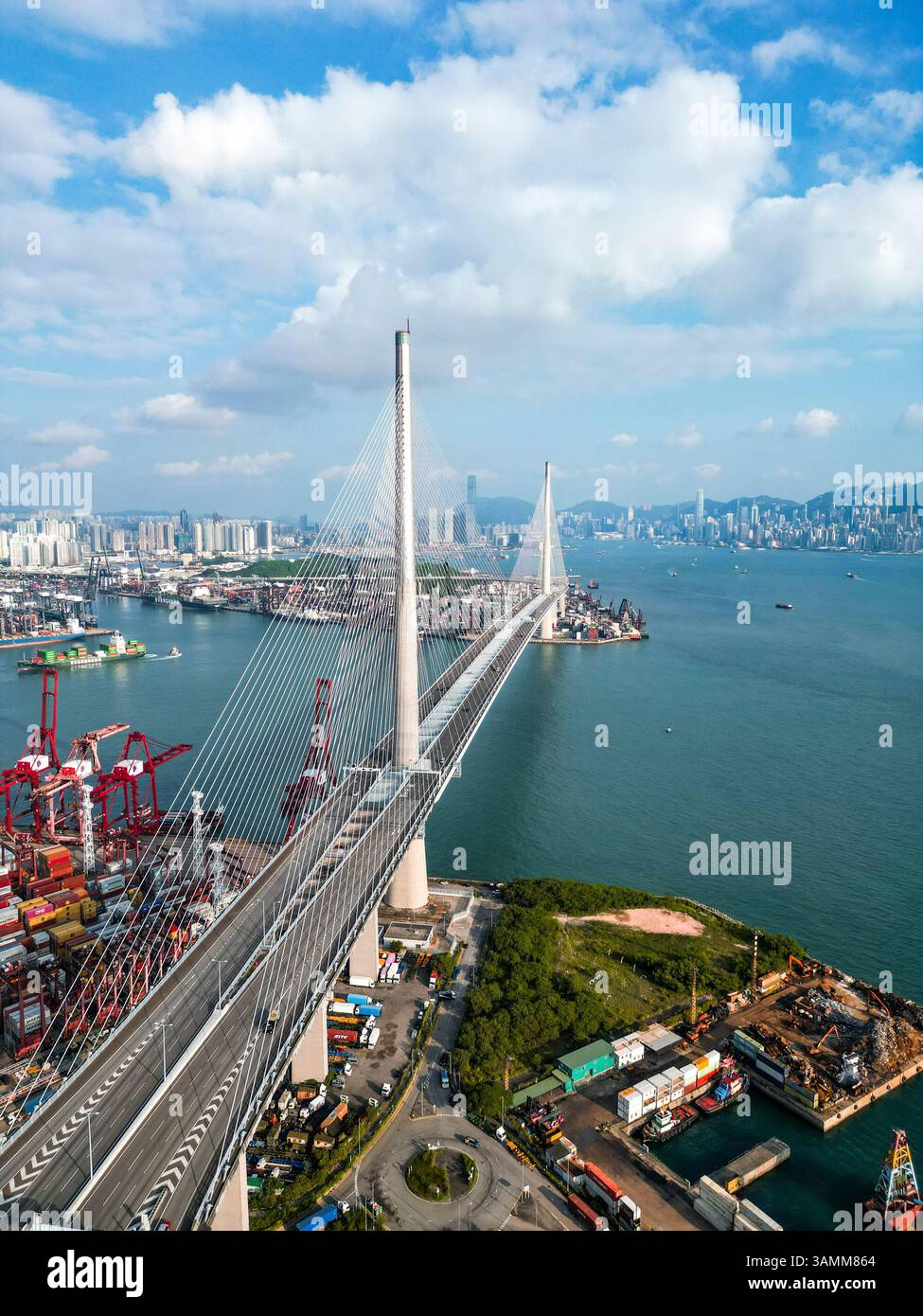Vue aérienne du pont Stonecutters Bridge traversant la baie près du port commercial de Hong Kong. Banque D'Images