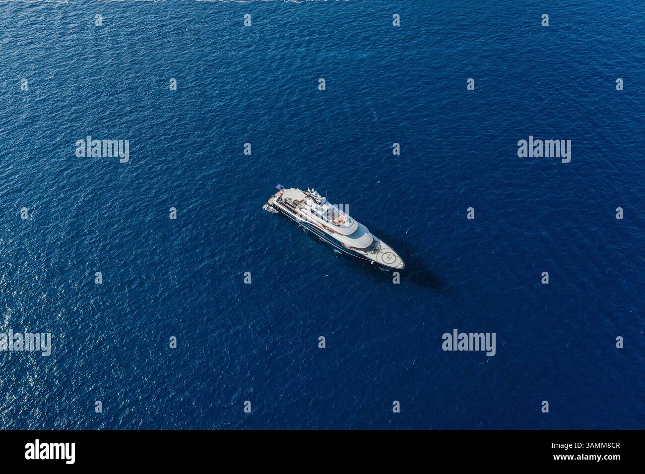 Vue aérienne de grand yacht à moteur dans la mer Méditerranée à Ibiza, Baléares, Espagne. Banque D'Images
