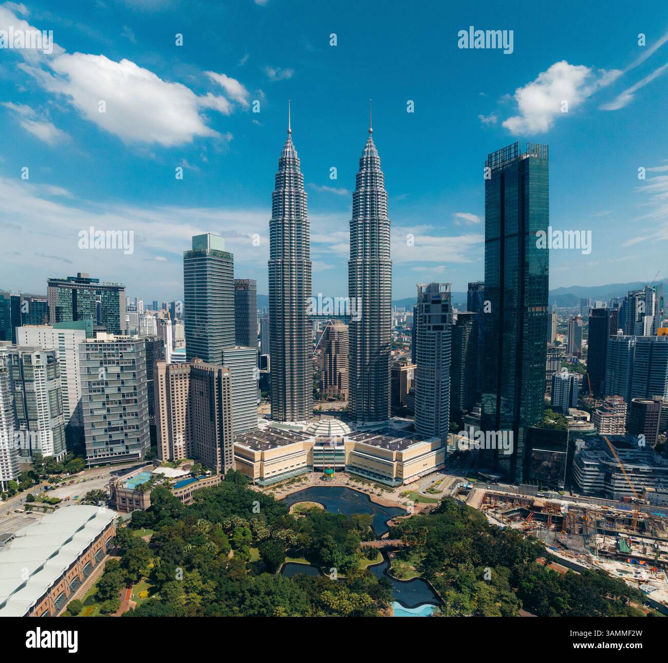 Vue aérienne des tours petronas modernes et du paysage urbain à Kuala Lumpur, Malaisie. Banque D'Images