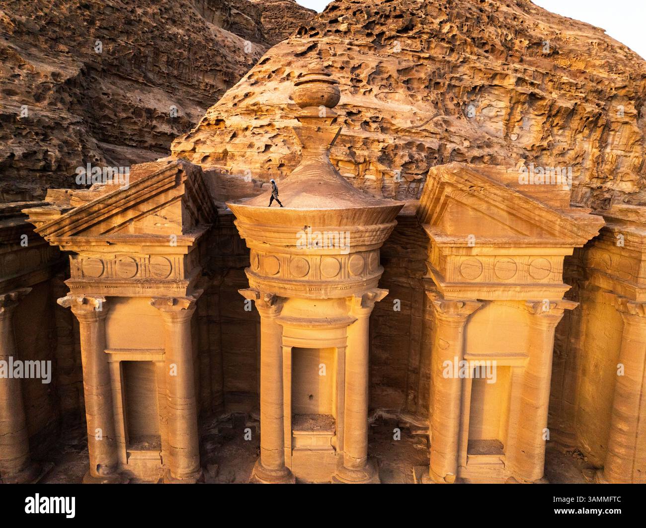 Vue aérienne des anciennes structures de grès et des formations rocheuses de Petra, ma'an, Jordanie. Banque D'Images