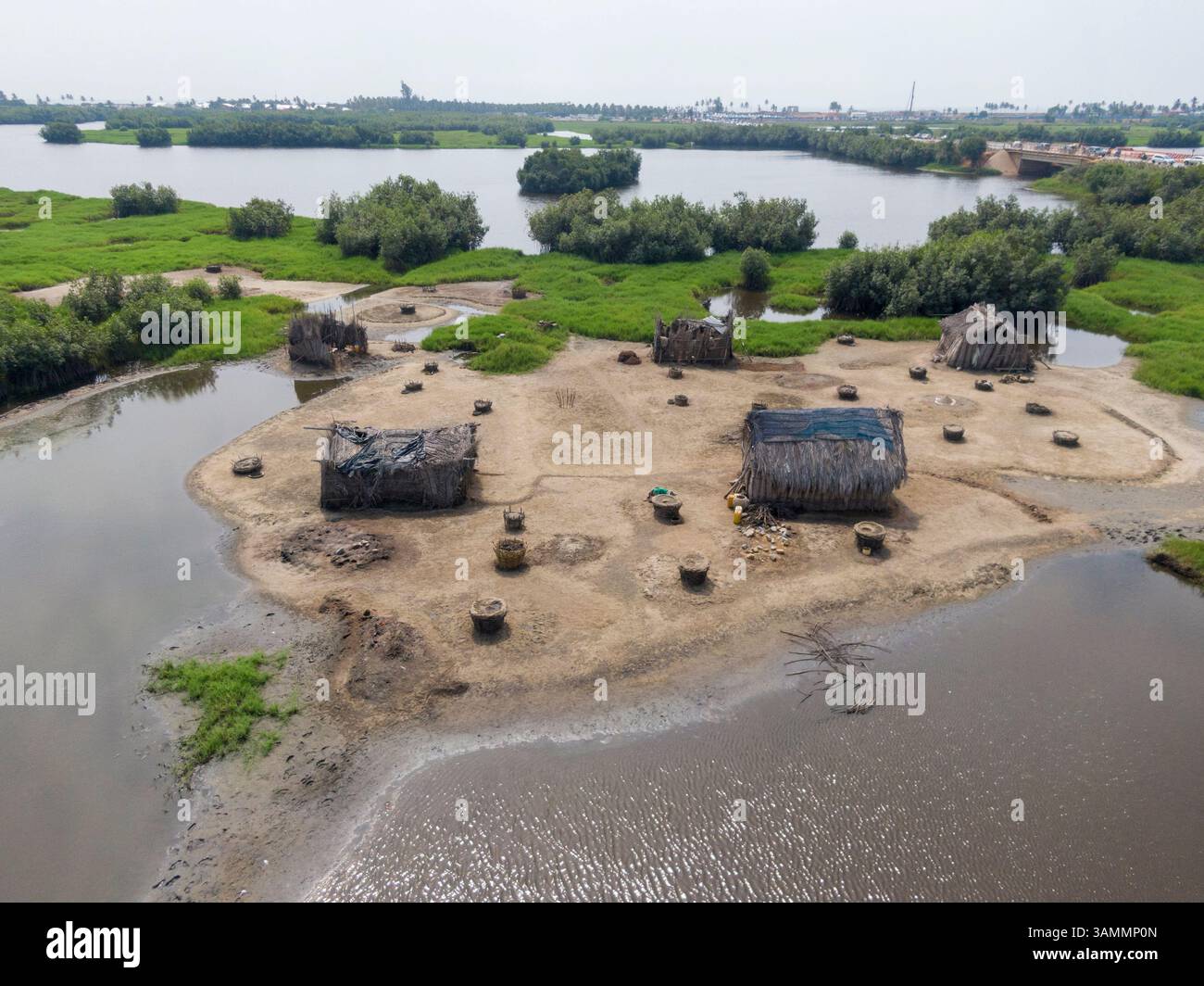 Vue aérienne du village inondé avec des toits de chaume et de la verdure sur l'île, Djegbadji, République du Bénin. Banque D'Images