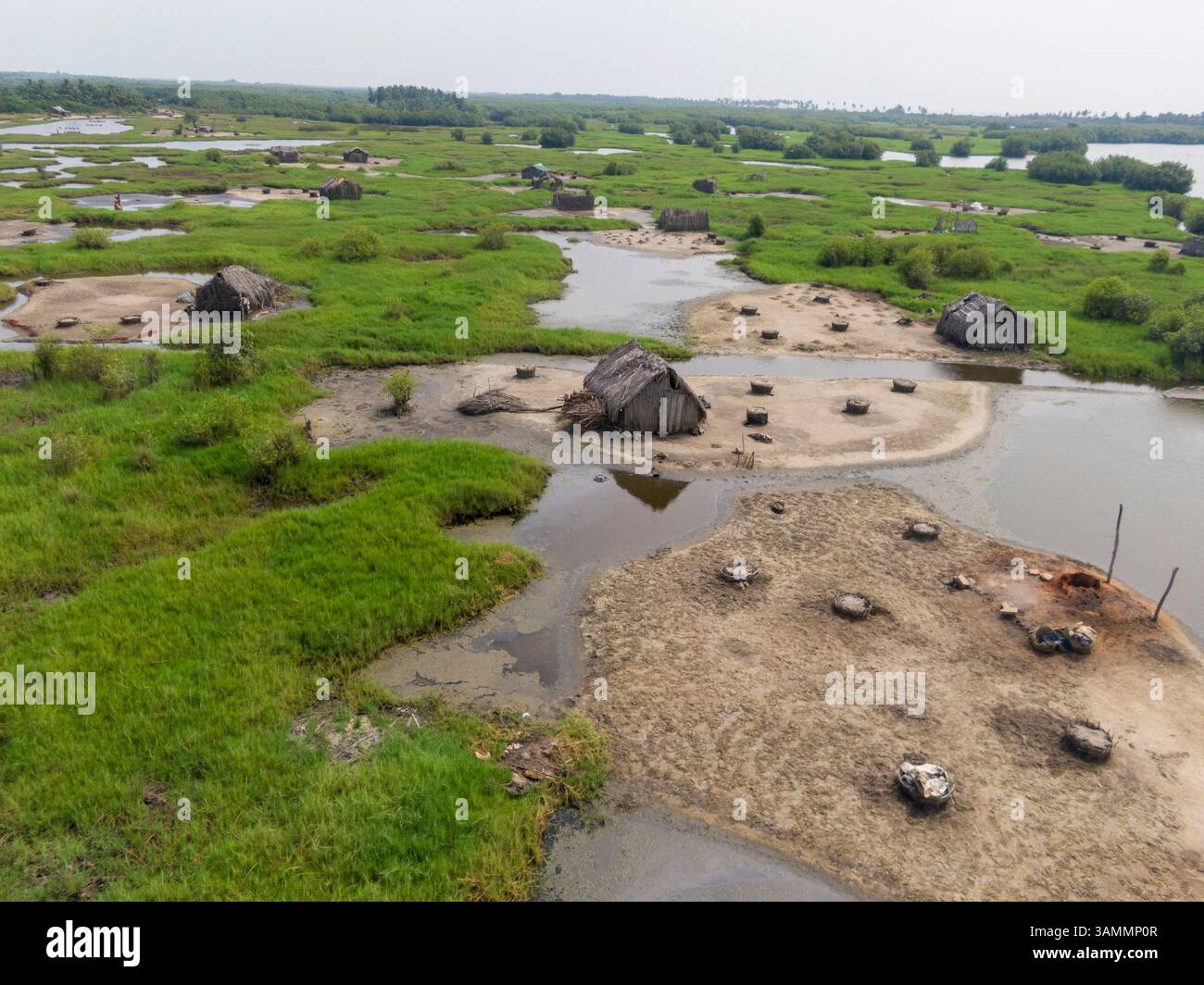 Vue aérienne du village de zones humides avec cabanes et canaux d'eau, Djegbadji, République du Bénin. Banque D'Images
