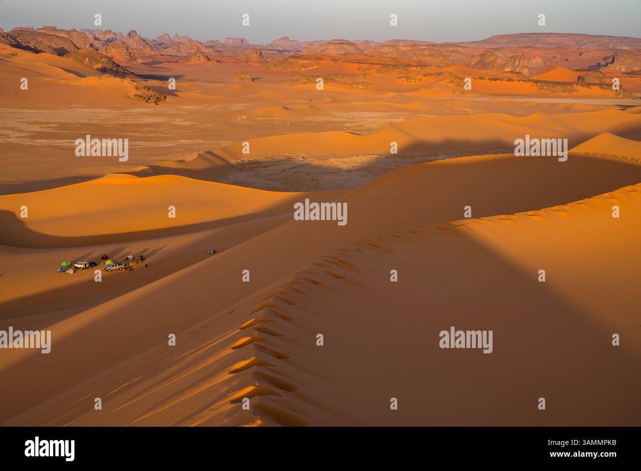 Vue aérienne des dunes de sable au coucher du soleil dans le désert du Sahara, Djanet, Algérie, Afrique. Banque D'Images