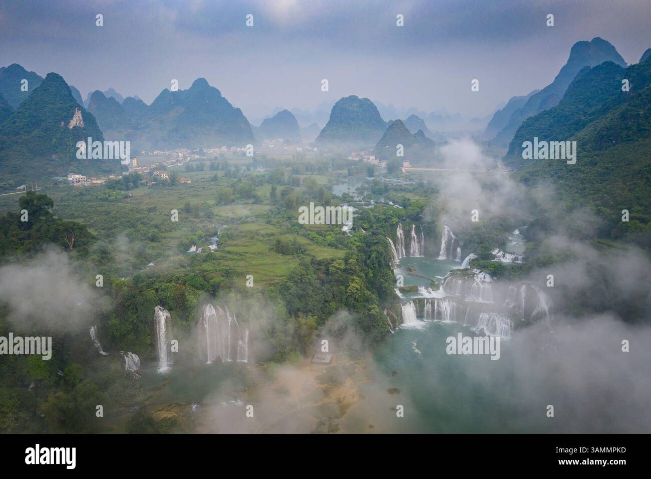 Vue aérienne des chutes Ban Gioc Detian le long de la rivière Quay son sur les collines karstiques du comté de Daxin, Guangxi, Chine. Banque D'Images