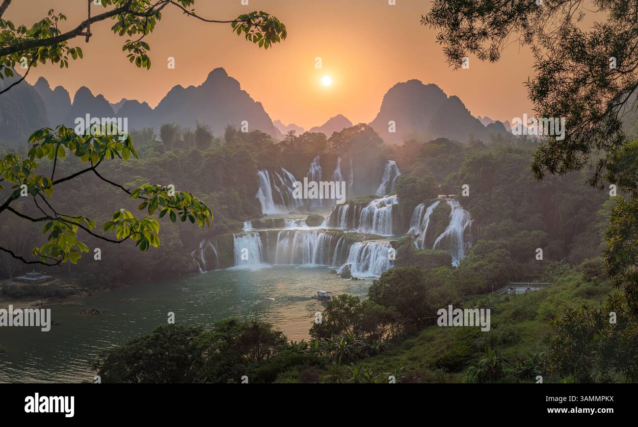 Vue aérienne des chutes Ban Gioc Detian le long de la rivière Quay son sur les collines karstiques du comté de Daxin, Guangxi, Chine. Banque D'Images