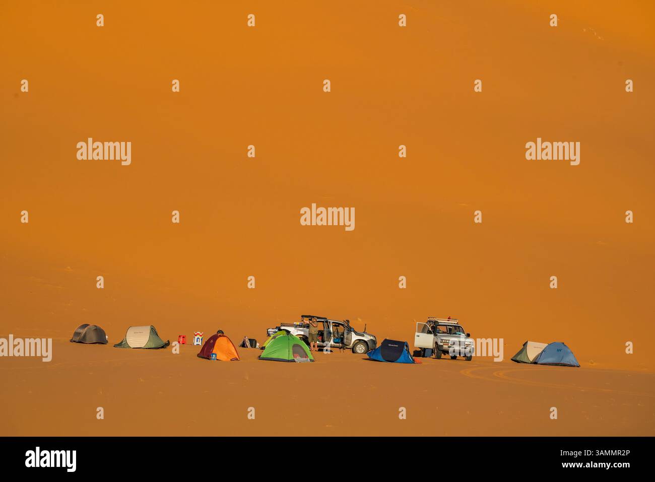 Vue aérienne de personnes campant dans le désert du Sahara, Djanet, Algérie, Afrique. Banque D'Images Vue aérienne de personnes campant dans le désert du Sahara, Djanet, Algérie, Afrique. Banque D'Images