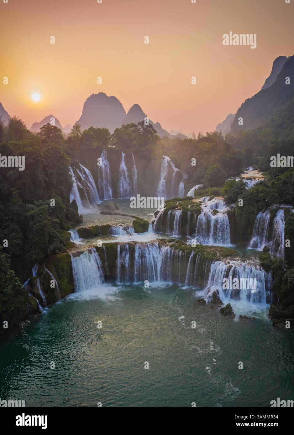Vue aérienne des chutes Ban Gioc Detian le long de la rivière Quay son sur les collines karstiques du comté de Daxin, Guangxi, Chine. Banque D'Images