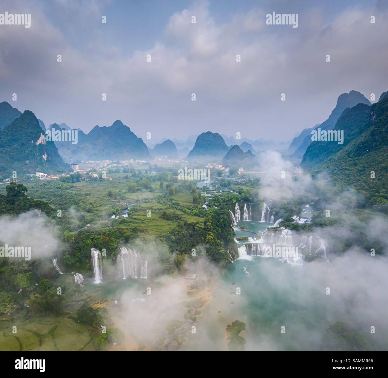 Vue aérienne des chutes Ban Gioc Detian le long de la rivière Quay son sur les collines karstiques du comté de Daxin, Guangxi, Chine. Banque D'Images
