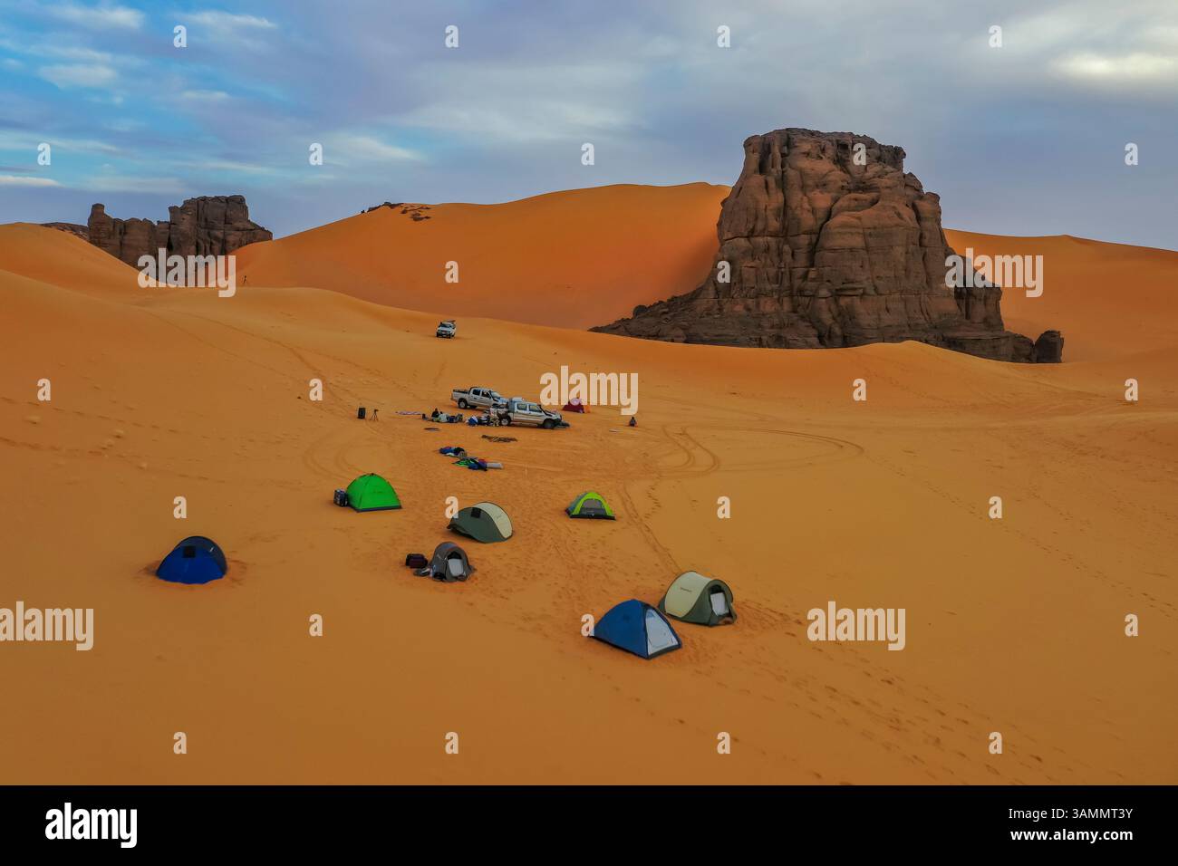 Vue de personnes campant dans le désert du Sahara, Djanet, Algérie, Afrique. Banque D'Images Vue de personnes campant dans le désert du Sahara, Djanet, Algérie, Afrique. Banque D'Images