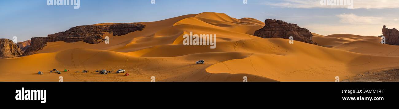 Vue aérienne de personnes campant dans le désert du Sahara, Djanet, Algérie, Afrique. Banque D'Images Vue aérienne de personnes campant dans le désert du Sahara, Djanet, Algérie, Afrique. Banque D'Images