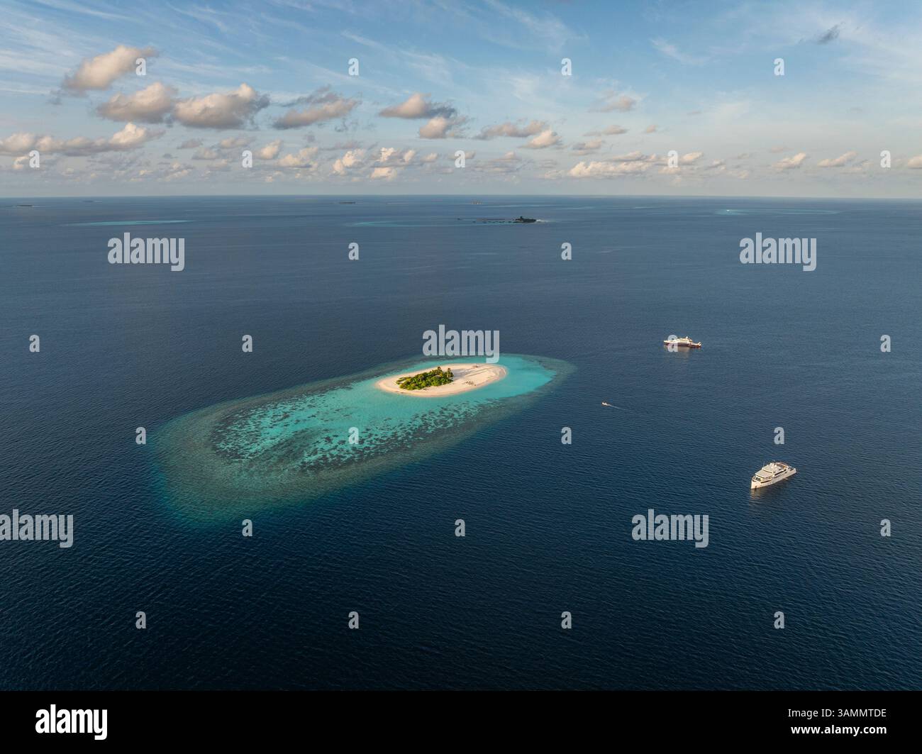 Vue aérienne des îles tropicales idylliques avec des eaux turquoises et des plages de sable fin, îles Maldive, Maldives. Banque D'Images