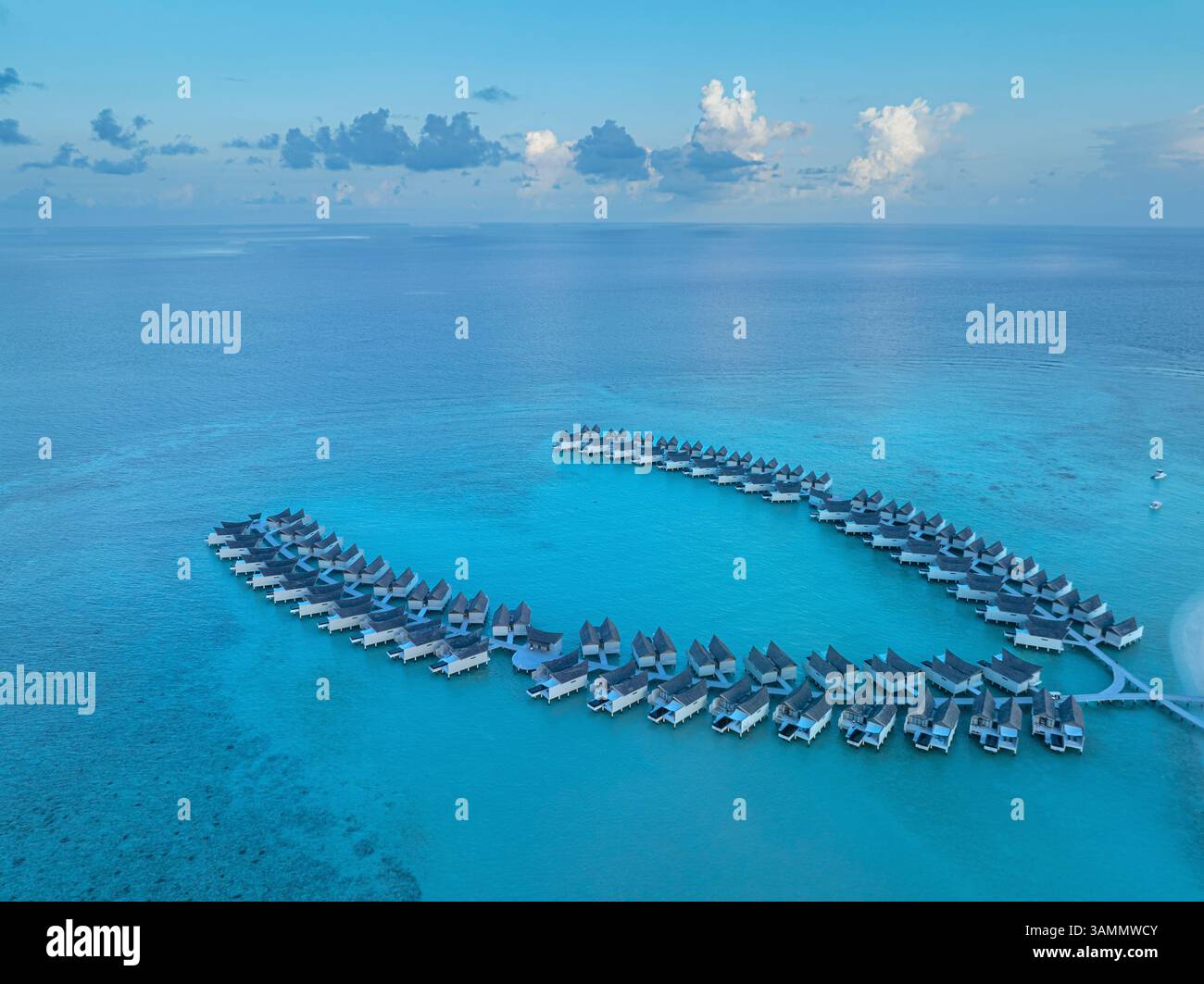 Vue aérienne de l'île de Kuredhivaru avec bungalows de luxe et océan turquoise, atoll de Noonu, Maldives. Banque D'Images
