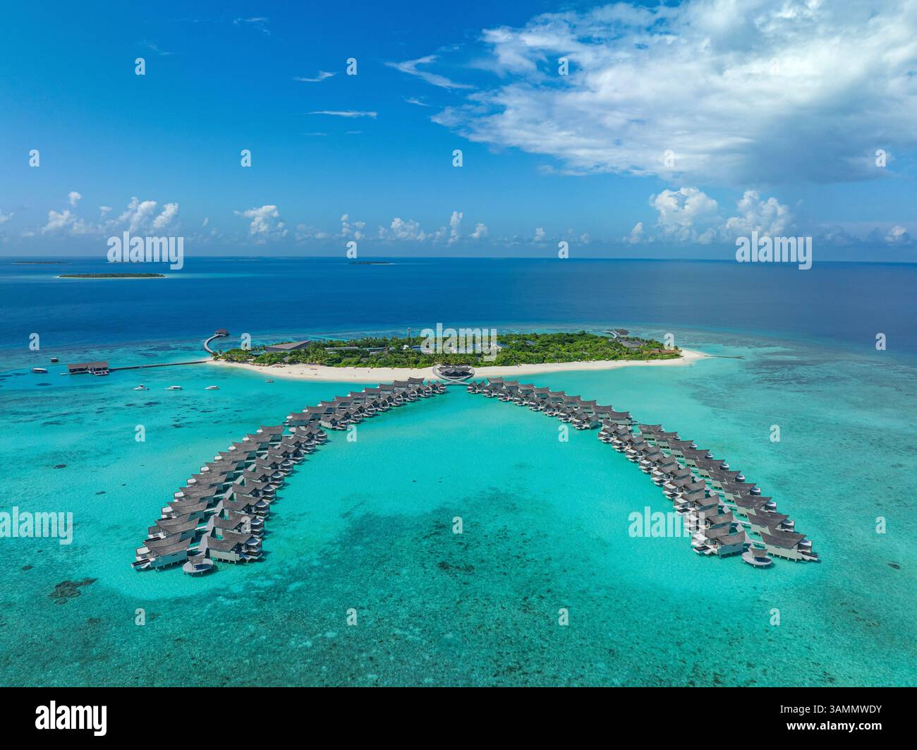 Vue aérienne de l'île de Kuredhivaru avec bungalows de luxe et mer turquoise, atoll de Noonu, Maldives. Banque D'Images