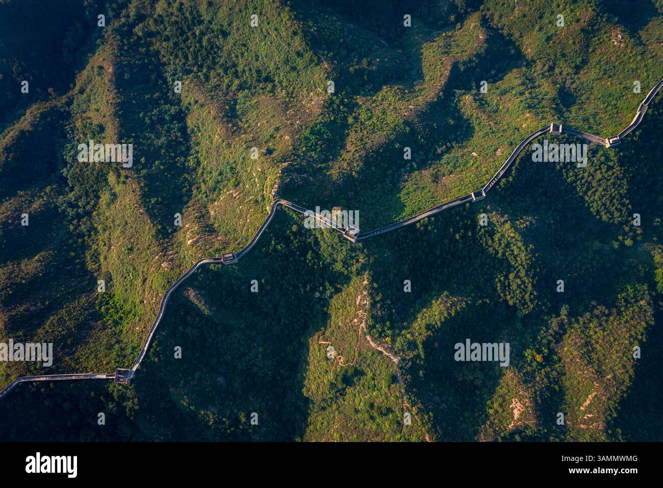 Vue aérienne de la majestueuse Grande Muraille de Jinshanling serpentant à travers des montagnes escarpées et des vallées tranquilles, comté de Luanping, Chine. Banque D'Images