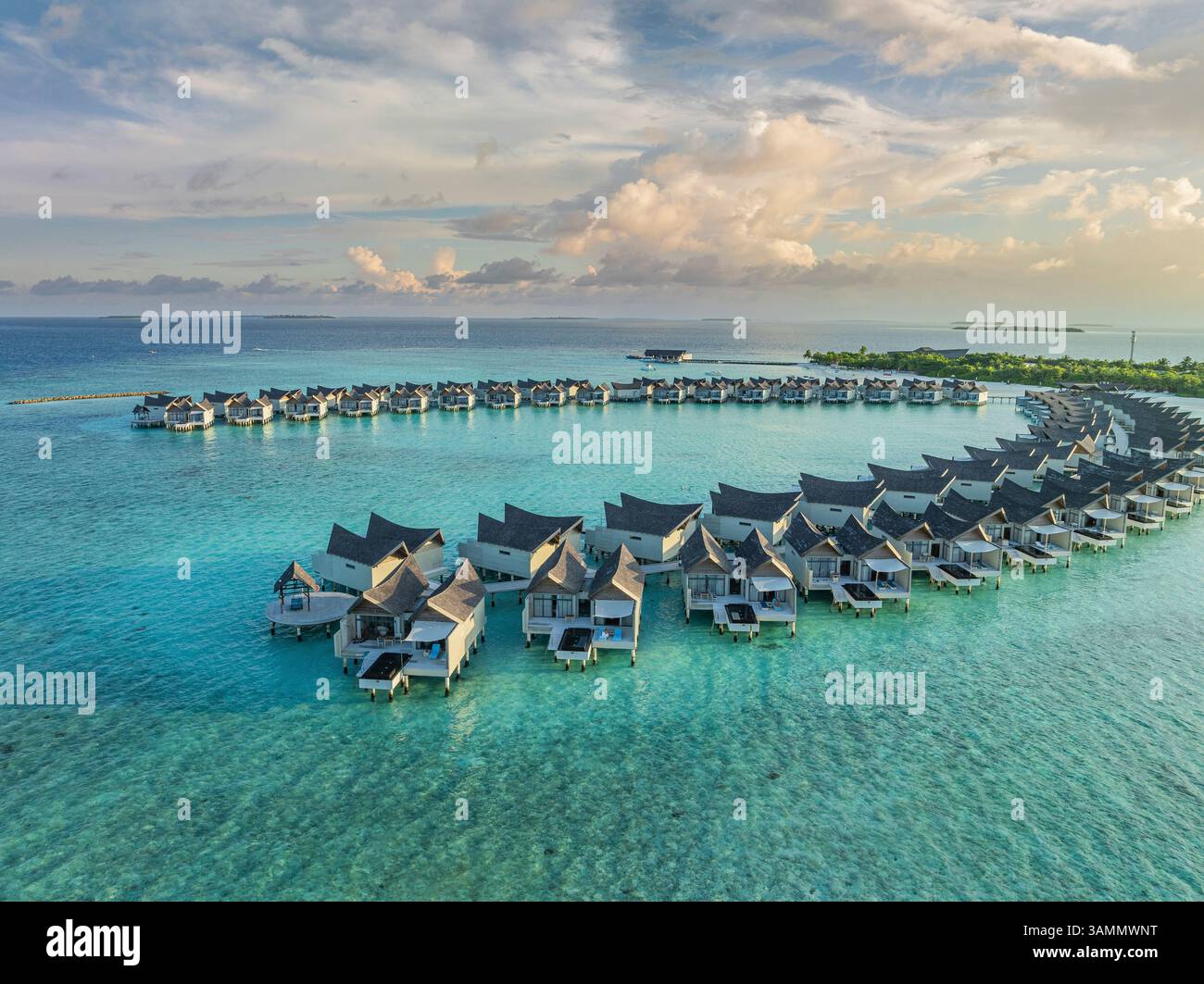Vue aérienne de l'île de Kuredhivaru avec bungalows de luxe et océan turquoise, atoll de Noonu, Maldives. Banque D'Images