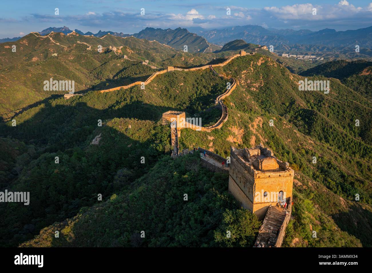 Vue aérienne du grand mur de jinshanling au milieu de montagnes majestueuses et de verdure, comté de Luanping, Chine. Banque D'Images