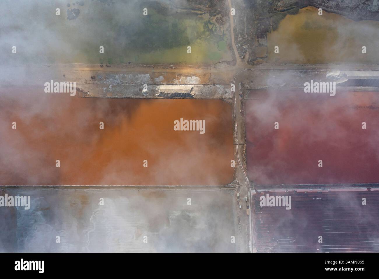 Vue aérienne du lac salé de Koyashskoye avec des nuages bas dans la région de Crimée, République autonome de Crimée, Ukraine. Banque D'Images