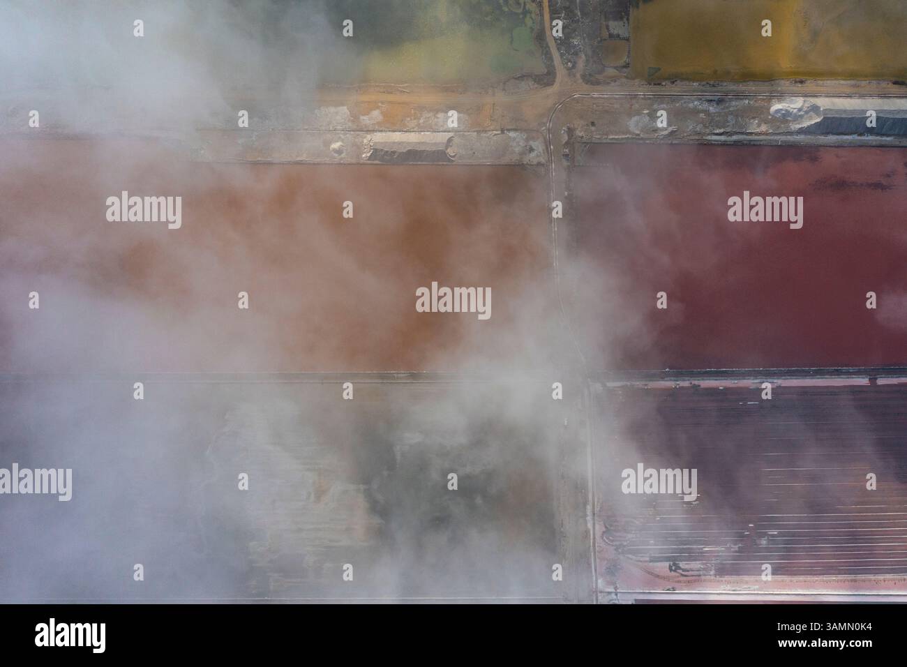 Vue aérienne du lac salé de Koyashskoye avec des nuages bas dans la région de Crimée, République autonome de Crimée, Ukraine. Banque D'Images