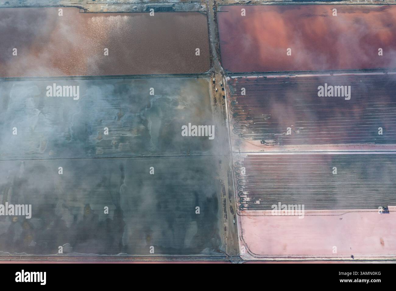 Vue aérienne du lac salé de Koyashskoye avec des nuages bas dans la région de Crimée, République autonome de Crimée, Ukraine. Banque D'Images