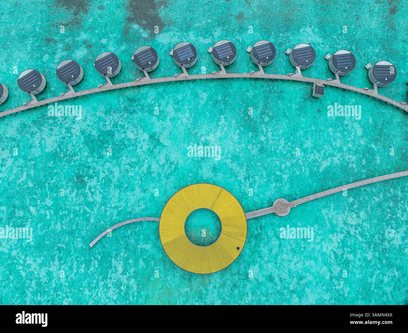 Malè, Maldives - 21 décembre 2023 : vue aérienne du Ritz Carlton Luxury Hotel and Resort sur l'île de Fari, Maldives. Banque D'Images