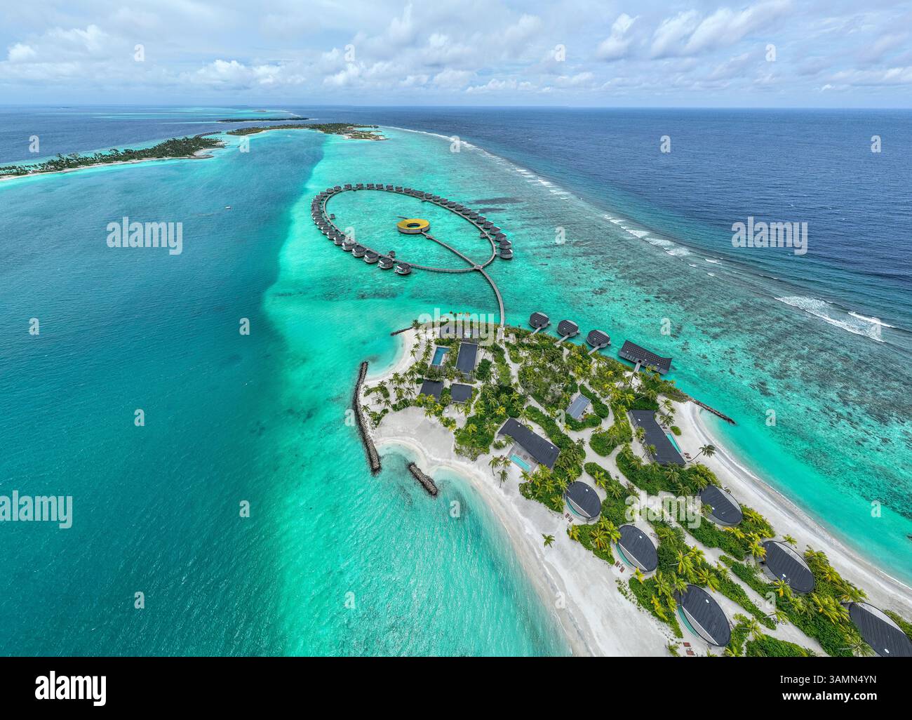 Malè, Maldives - 21 décembre 2023 : vue aérienne du Ritz Carlton Luxury Hotel and Resort sur l'île de Fari, Maldives. Banque D'Images