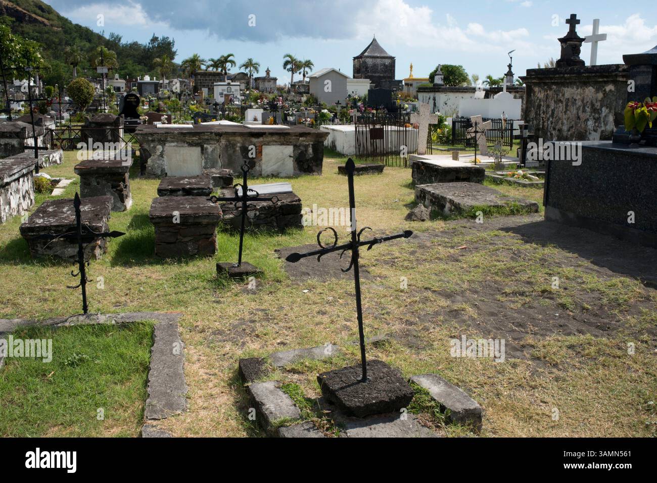 16 avril 2013 - Saint-Denis, la Réunion, France - cimetière de Saint Paul, l'ancienne capitale de la rencontre, et il dégage encore un certain caractère colonial, plus un caractère tropical se fait sentir dans ses bâtiments historiques, que l'on découvre en vous promenant autour de la promenade, flanquée de plusieurs vieux canons et différentes noix de coco. Le seul monument en tant que tel est son cimetière Marin, qui est en bon état. Ce beau coin nous rappelle le passé de la Réunion, comme quand elle était un refuge pour les pirates. En fait, voici les tombes de pirates célèbres comme Olivier le Vasseur, appelé 'la buse' signifiant le Banque D'Images