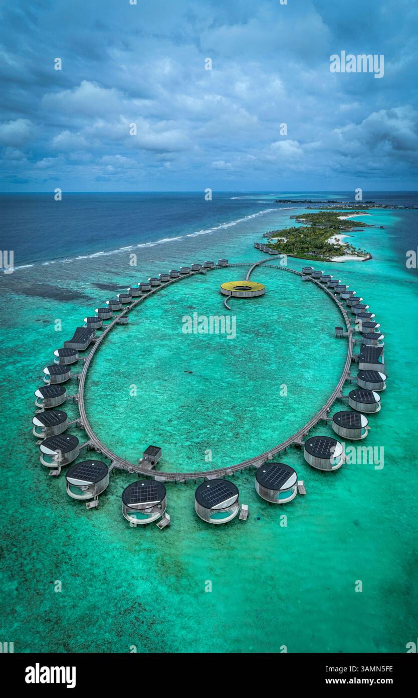 Malè, Maldives - 21 décembre 2023 : vue aérienne du Ritz Carlton Luxury Hotel and Resort sur l'île de Fari, Maldives. Banque D'Images