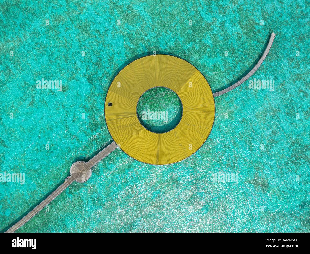 Malè, Maldives - 21 décembre 2023 : vue aérienne du Ritz Carlton Luxury Hotel and Resort sur l'île de Fari, Maldives. Banque D'Images