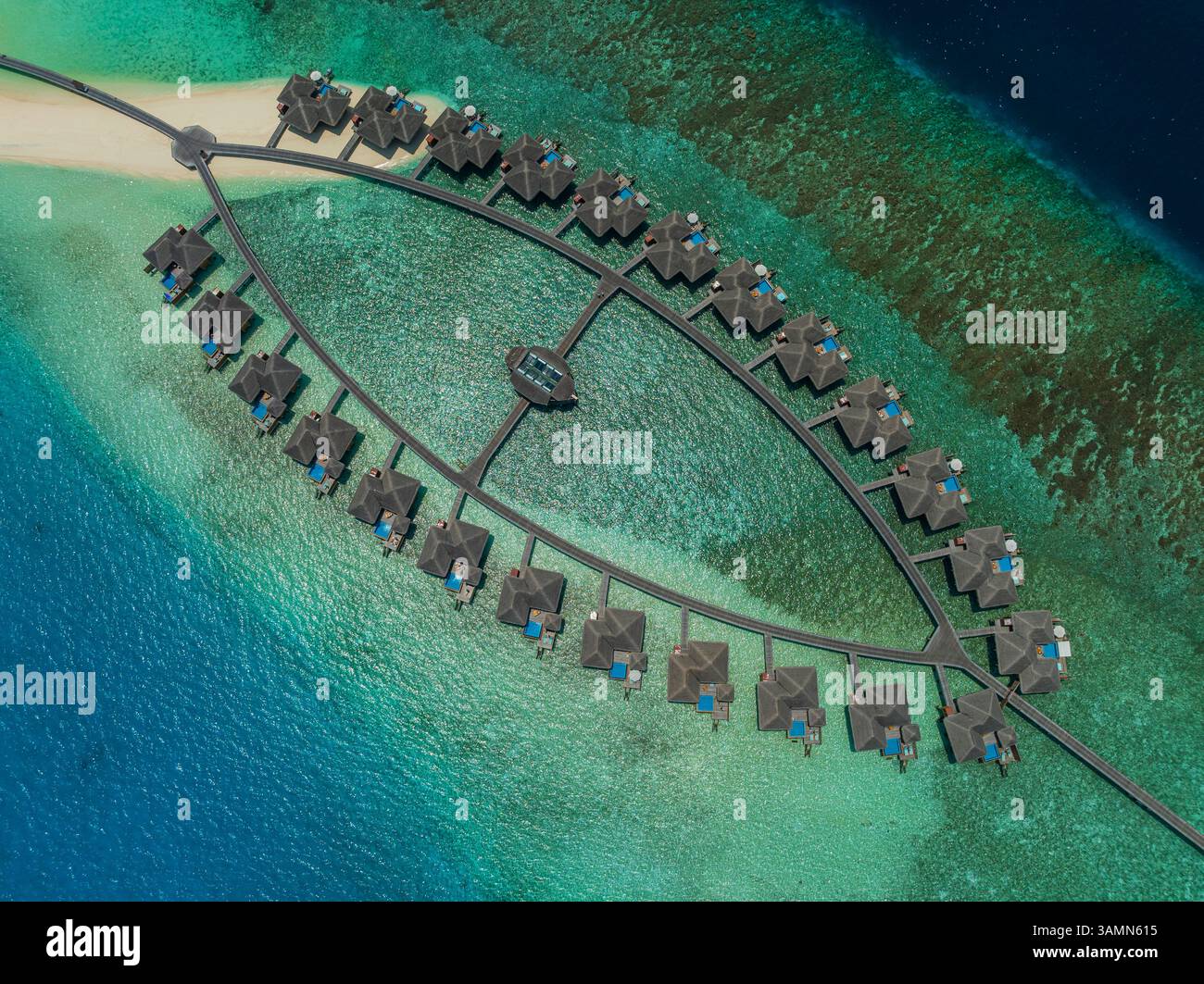 Vue aérienne des bungalows d'un hôtel de luxe sur l'île de Huvafen Fushi sur les archipels des Maldives. Banque D'Images