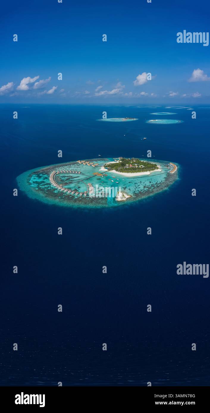 Dhigurah, Maldives - 09 décembre 2023 : vue aérienne panoramique du Centara Grand Island Resort and Spa sur les archipels des Maldives. Banque D'Images