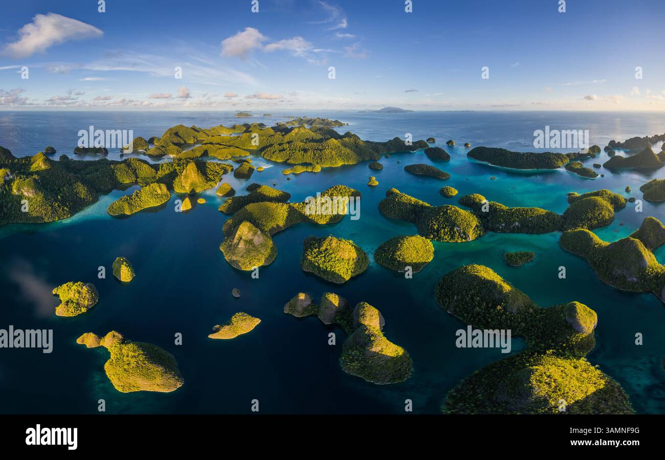 Vue aérienne de l'île de Wajag à Raja Ampat, Indonésie Banque D'Images
