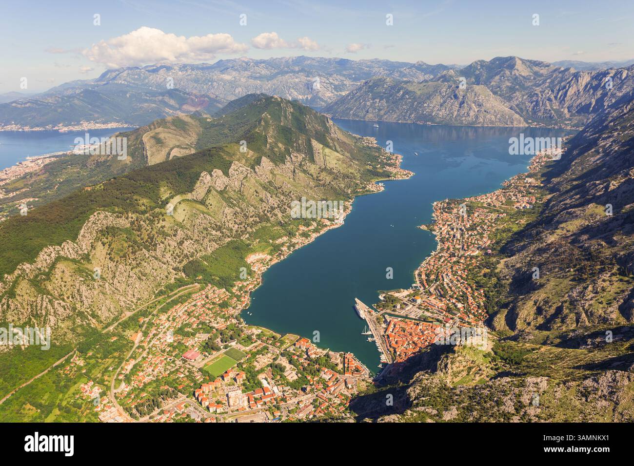 Vue aérienne lointaine de la baie de Kotor, Monténégro Banque D'Images