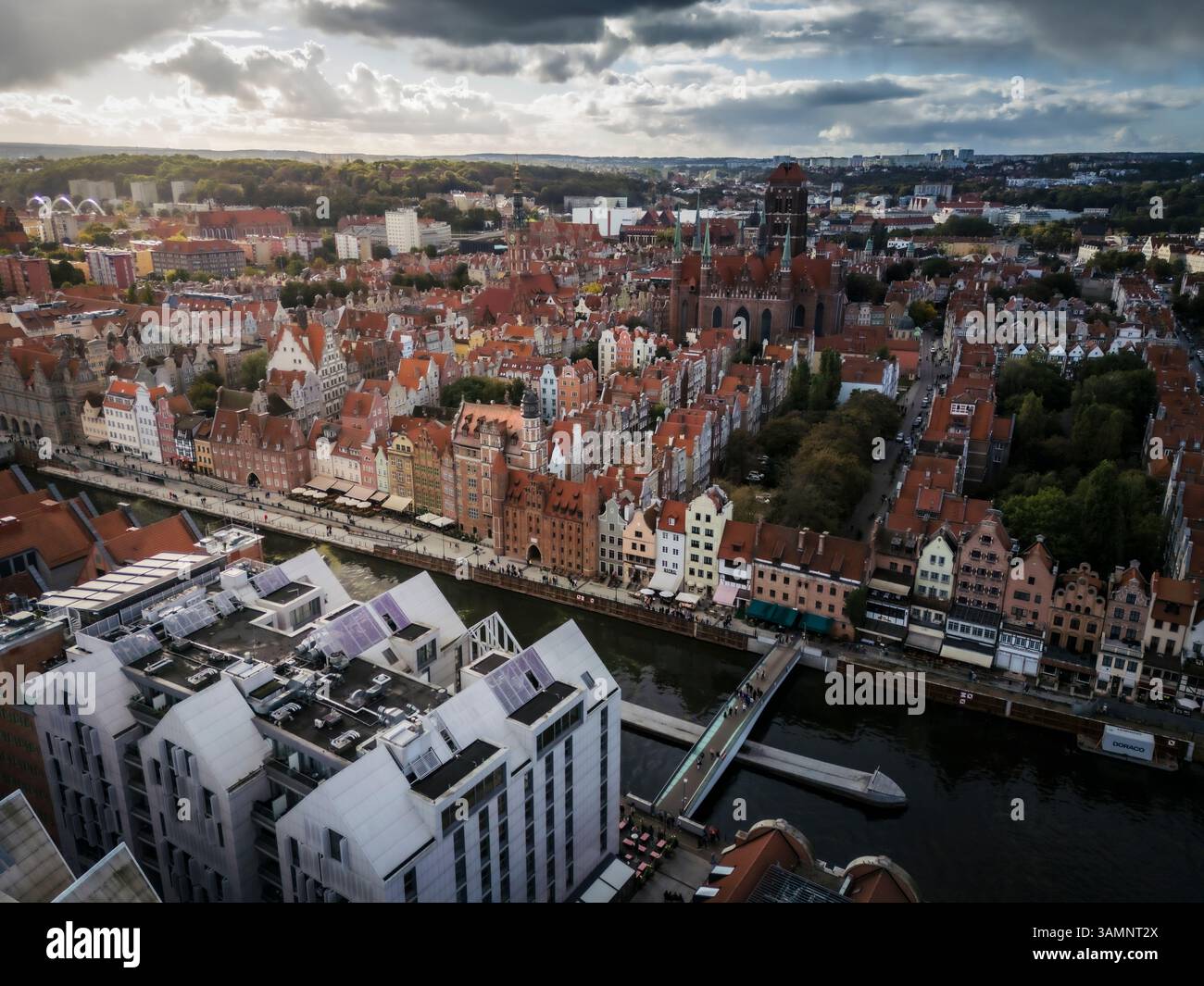 Vue aérienne de la belle vieille ville avec des bâtiments historiques et l'église Sainte-Marie le long de la pittoresque rivière Motlawa, Gdansk, Pologne. Banque D'Images